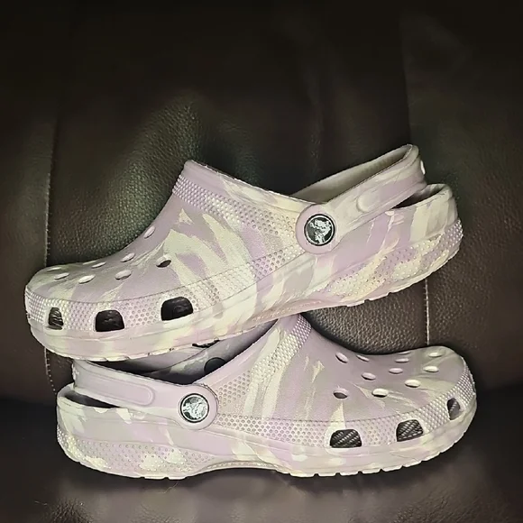 CROCS Lavender Tie-Dye Classic Clog Sandals Q11 - Picture 3 of 7